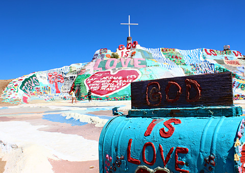 サルべーション マウンテン Salvation Mountain Laを楽しもっ