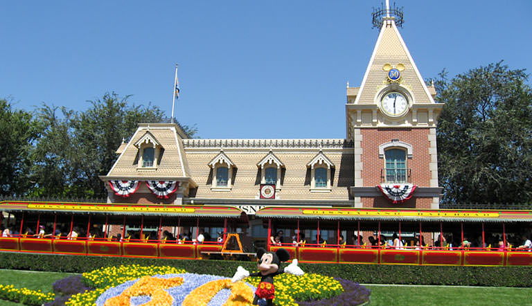 蒸気機関車のアトラクション、「ディズニーランド鉄道(Disneyland Railroad)」