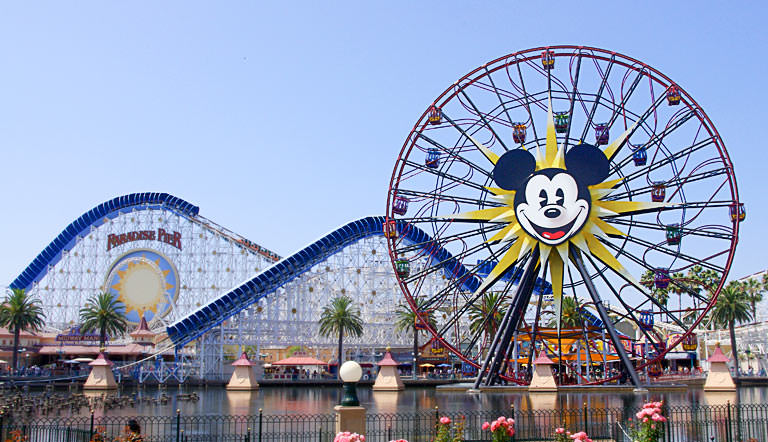 ディズニー・カリフォルニア・アドベンチャーのパラダイス・ピア、「カリフォルニア・スクリーミン(California Screamin')」と「ミッキーのファンウィ－ル(Mickey's Fun Wheel)」