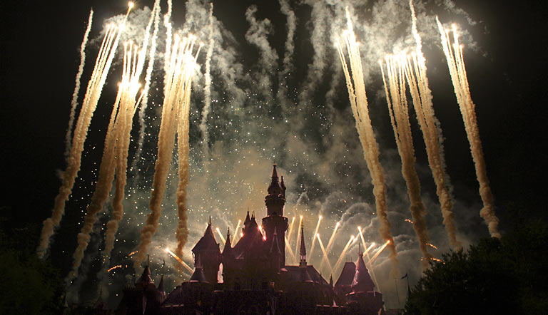 ディズニーホッパー大晦日カウントダウンツアー。ディズニーランド・ニューイヤーズ・イヴ：午前0時に打ち上がる花火 (Disneyland New Year's Eve Fireworks Show)