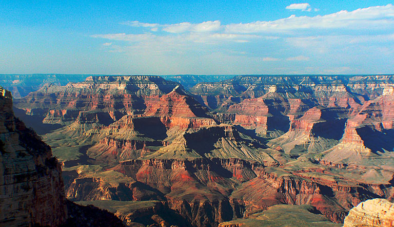 アメリカ、アリゾナ州にあるグランドキャニオン国立公園、サウスリム(南壁)マーサポイントからの壮大な眺め (view of Mather Point, South Rim at the Grand Canyon National Park)