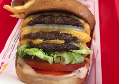 IN-N-OUTのシークレットメニュー、3×3バーガーをツアーランチで楽しむ!