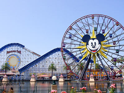 ディズニー・カリフォルニア・アドベンチャーのパラダイス・ピア、「カリフォルニア・スクリーミン(California Screamin')」と「ミッキーのファンウィ－ル(Mickey's Fun Wheel)」